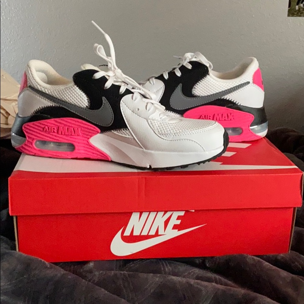 Brand new women’s Nike air max Excee